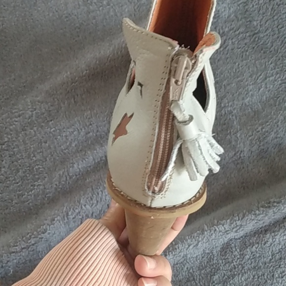 Silvia Cobos shoot for the moon boots - Picture 4 of 7